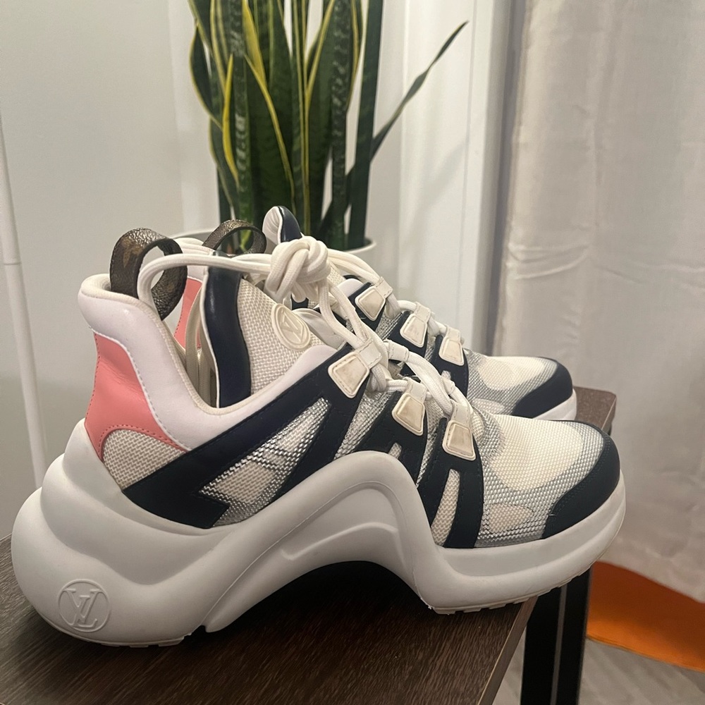 Louis Vuitton Arch Light in white/navy/pink